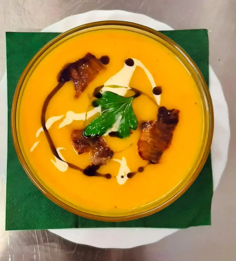 Juha od bundeve sa zaprženim špekom, vrhnjem i bučinim uljem